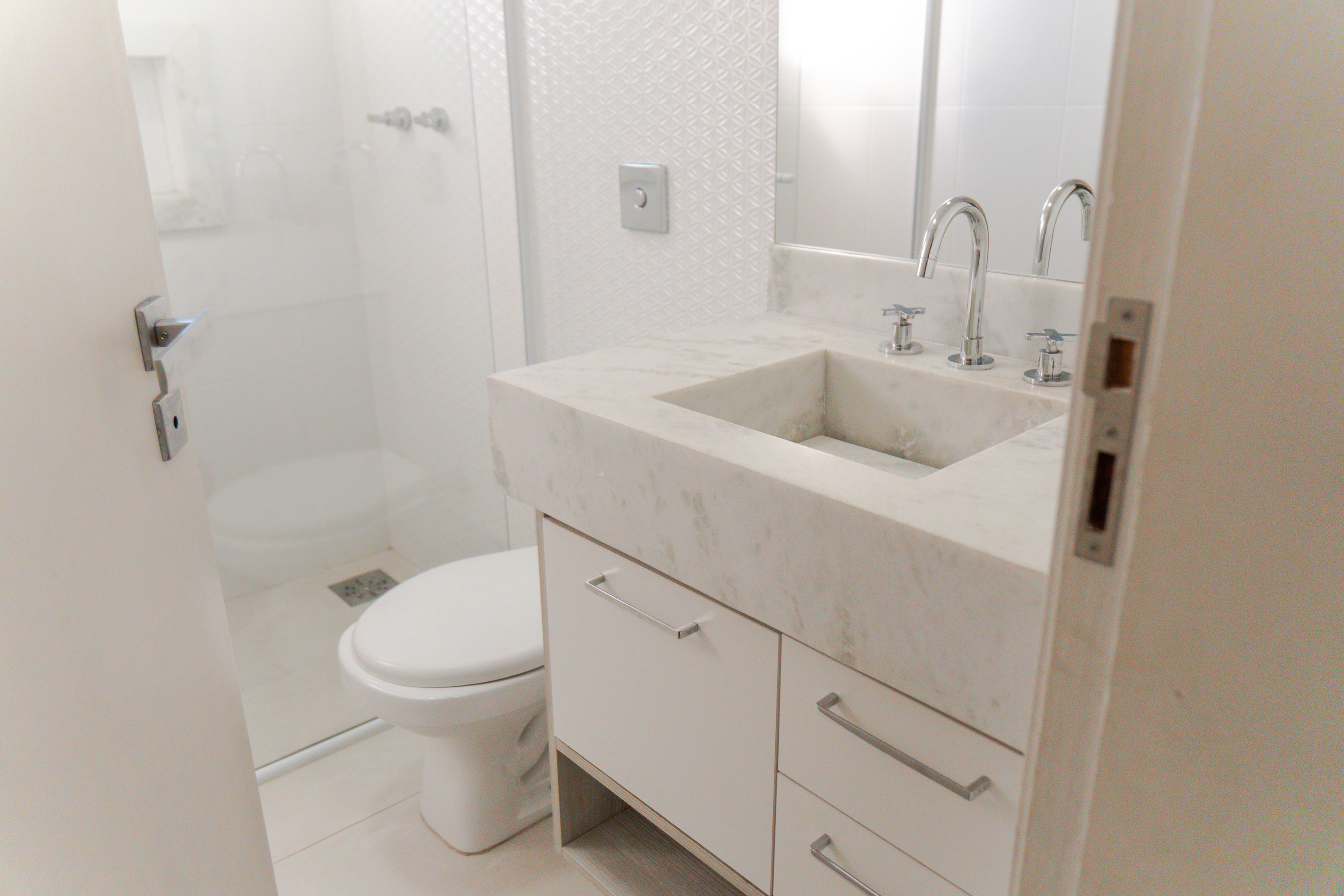 Casa em Condomínio 295m² | 4 Quartos (3 Suítes) | SPA Aquecido | Condomínio Colinas do Sol