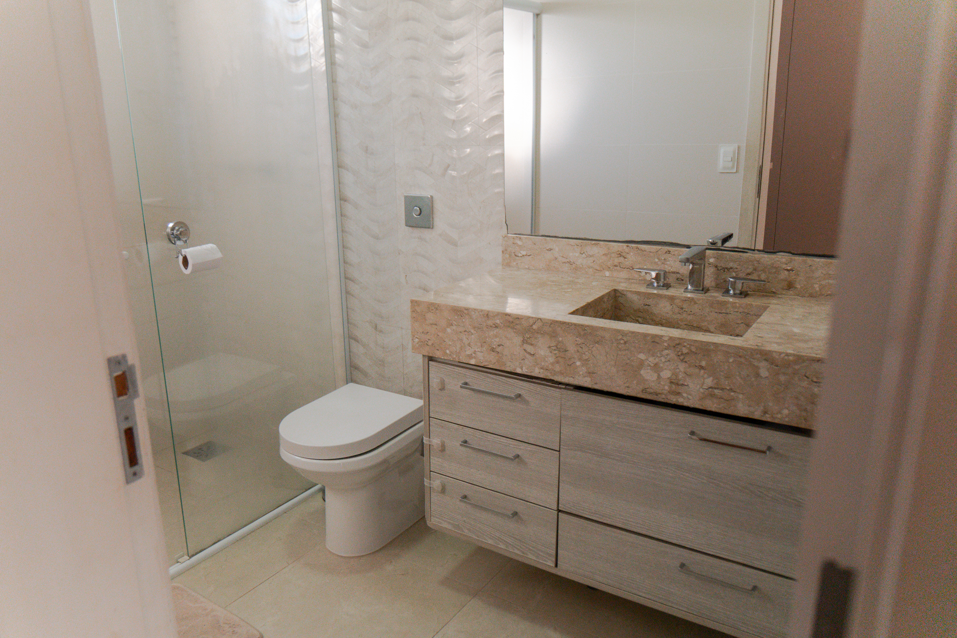 Casa em Condomínio 295m² | 4 Quartos (3 Suítes) | SPA Aquecido | Condomínio Colinas do Sol