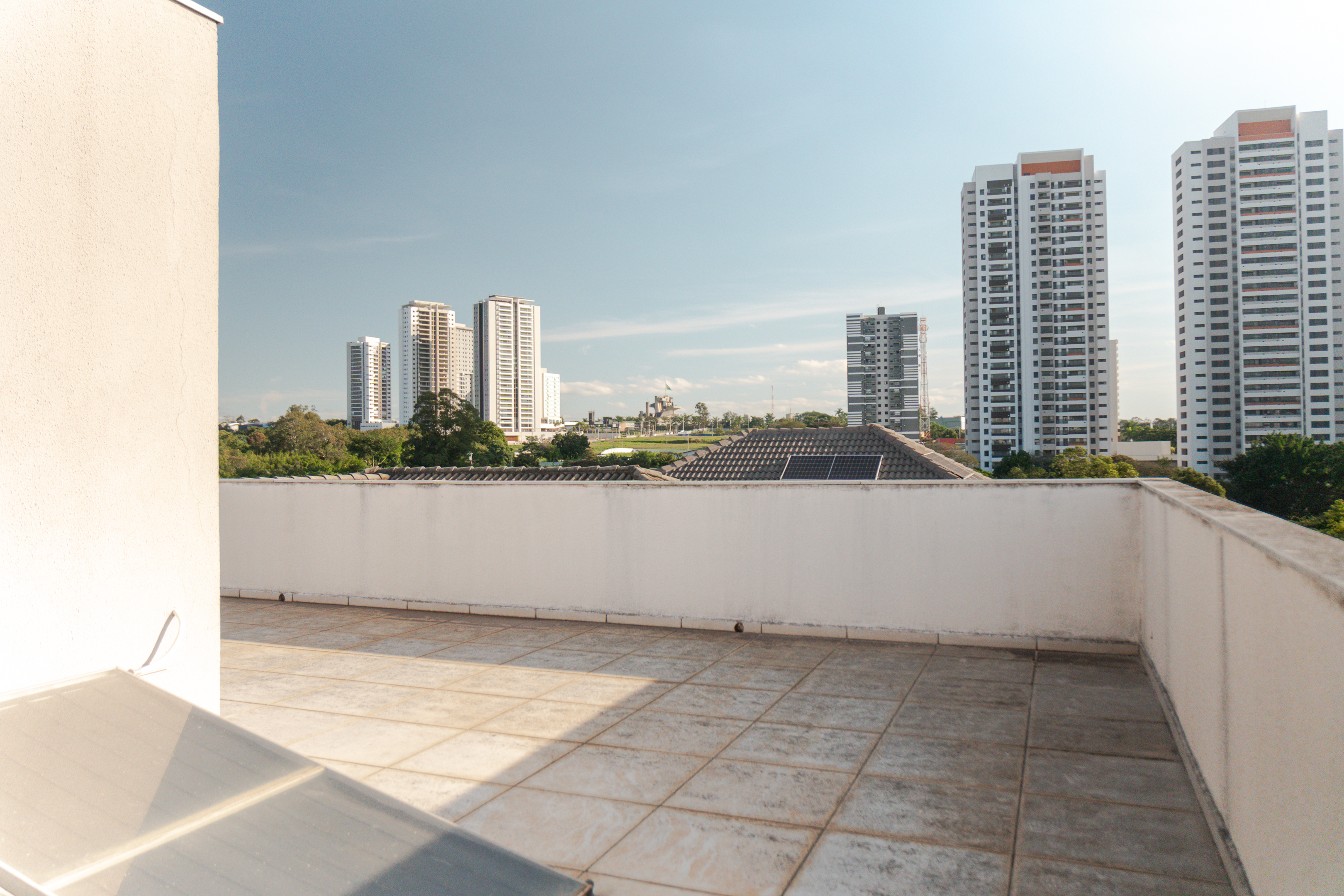 Casa em Condomínio 295m² | 4 Quartos (3 Suítes) | SPA Aquecido | Condomínio Colinas do Sol