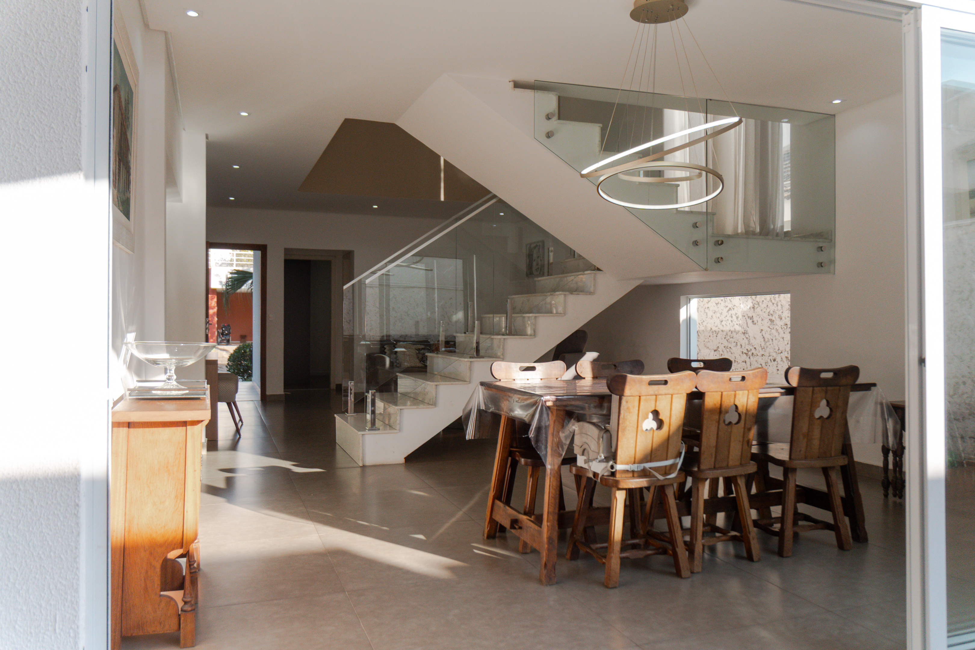Casa em Condomínio 295m² | 4 Quartos (3 Suítes) | SPA Aquecido | Condomínio Colinas do Sol