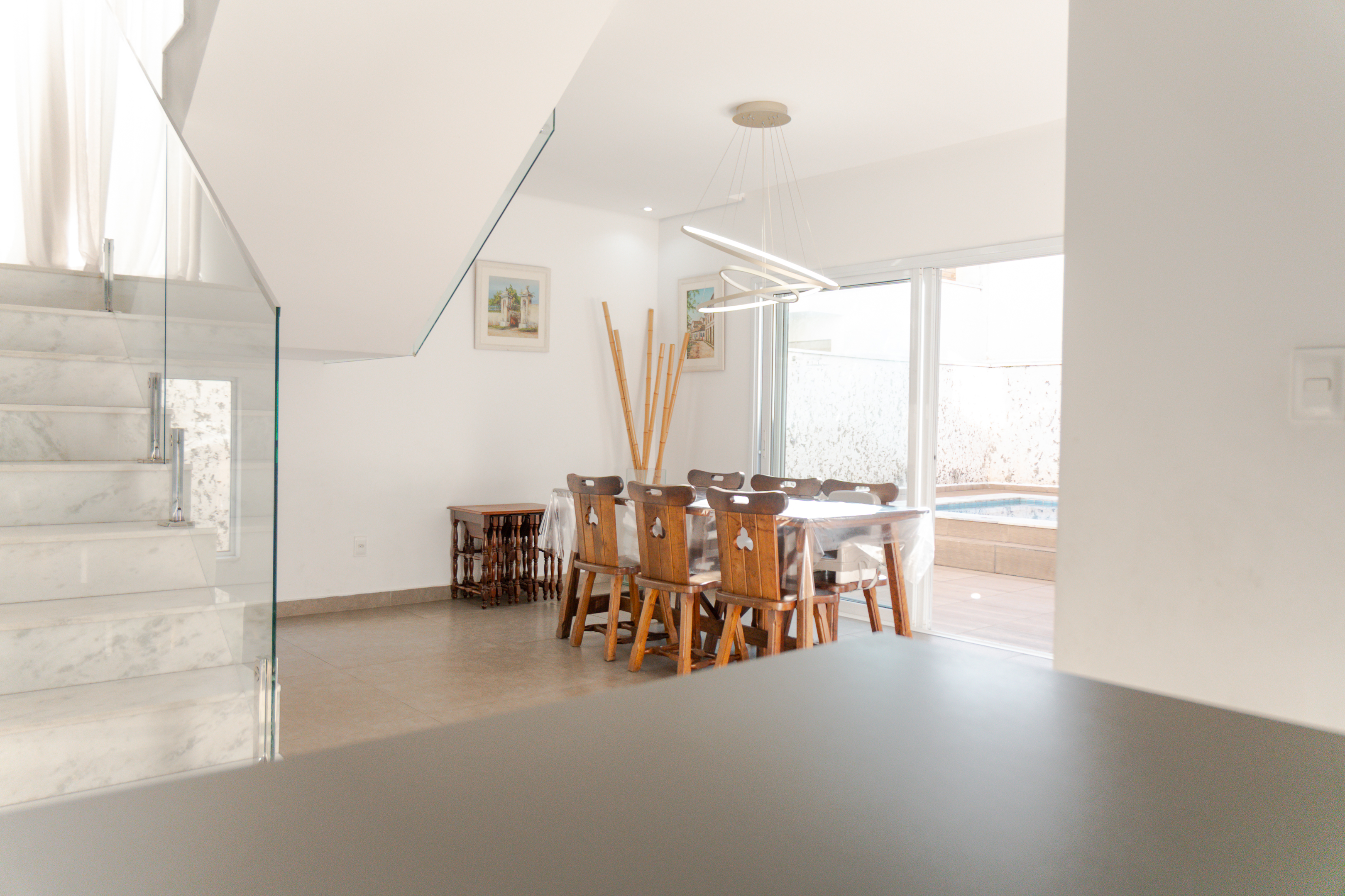 Casa em Condomínio 295m² | 4 Quartos (3 Suítes) | SPA Aquecido | Condomínio Colinas do Sol