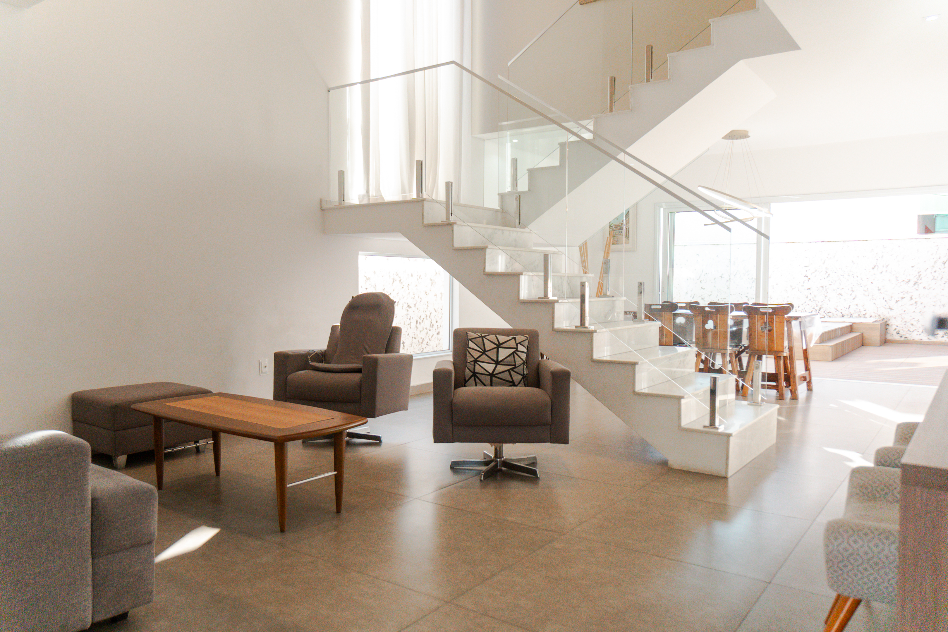 Casa em Condomínio 295m² | 4 Quartos (3 Suítes) | SPA Aquecido | Condomínio Colinas do Sol
