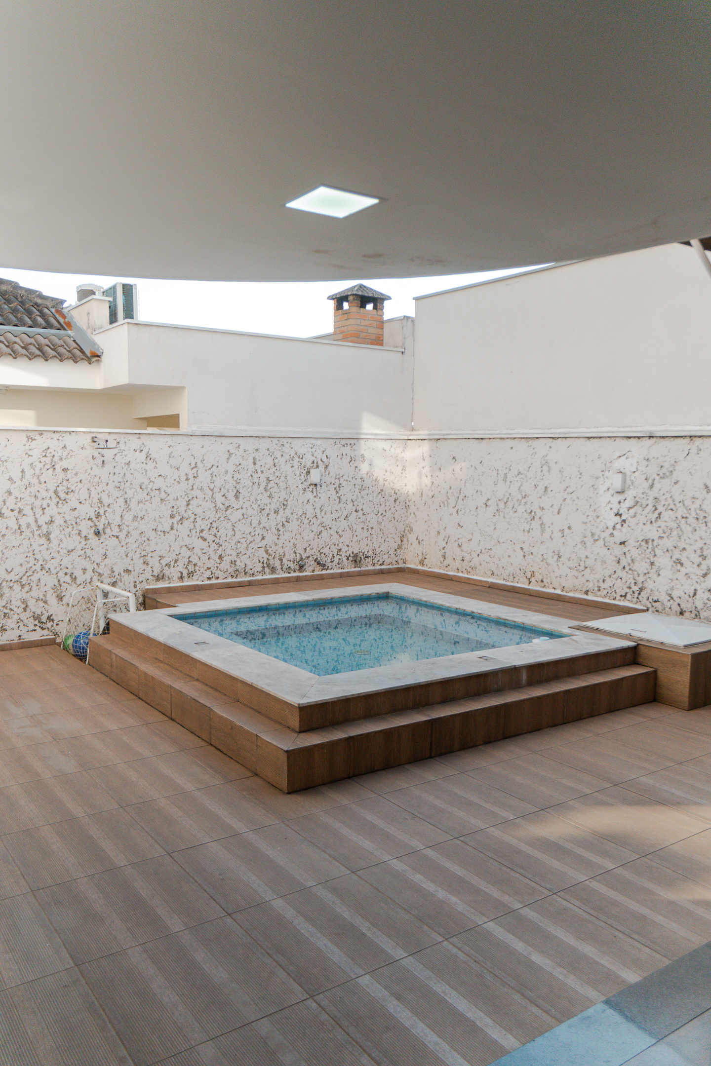 Casa em Condomínio 295m² | 4 Quartos (3 Suítes) | SPA Aquecido | Condomínio Colinas do Sol
