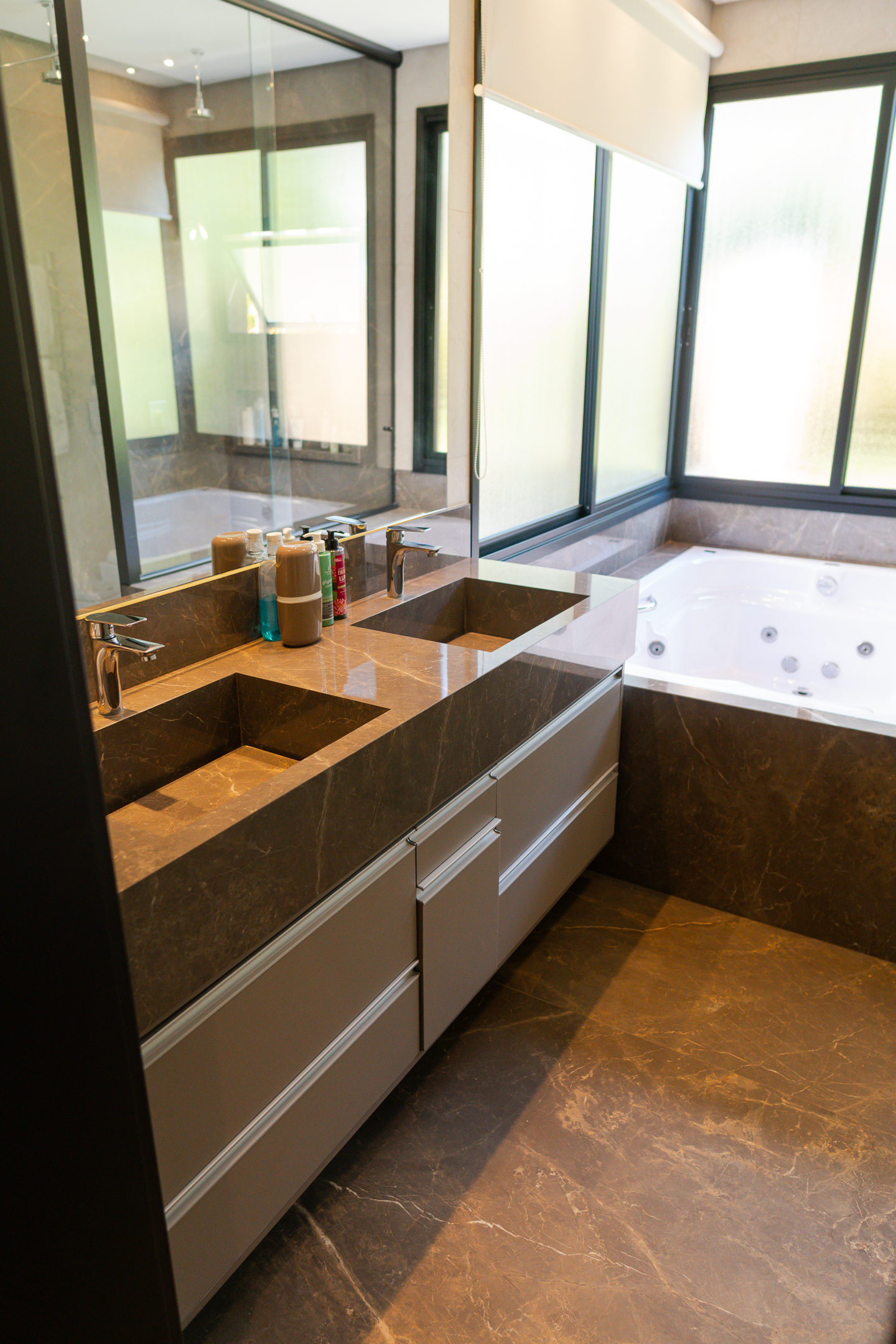 Casa 415m² | Terreno 1.140m² | 3 Suítes | Bar Subterrâneo Exclusivo | Condomínio Village Ipanema