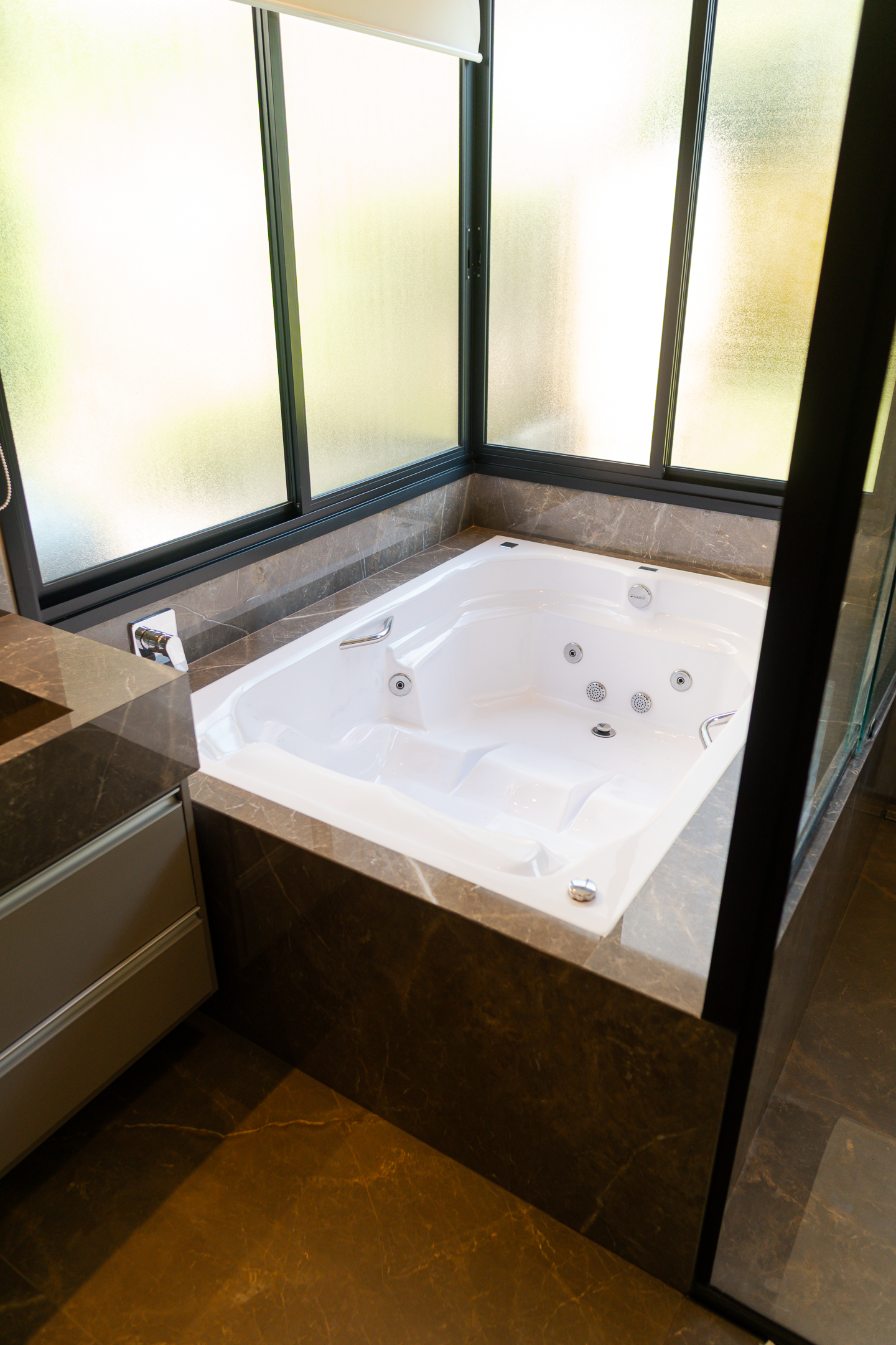 Casa 415m² | Terreno 1.140m² | 3 Suítes | Bar Subterrâneo Exclusivo | Condomínio Village Ipanema