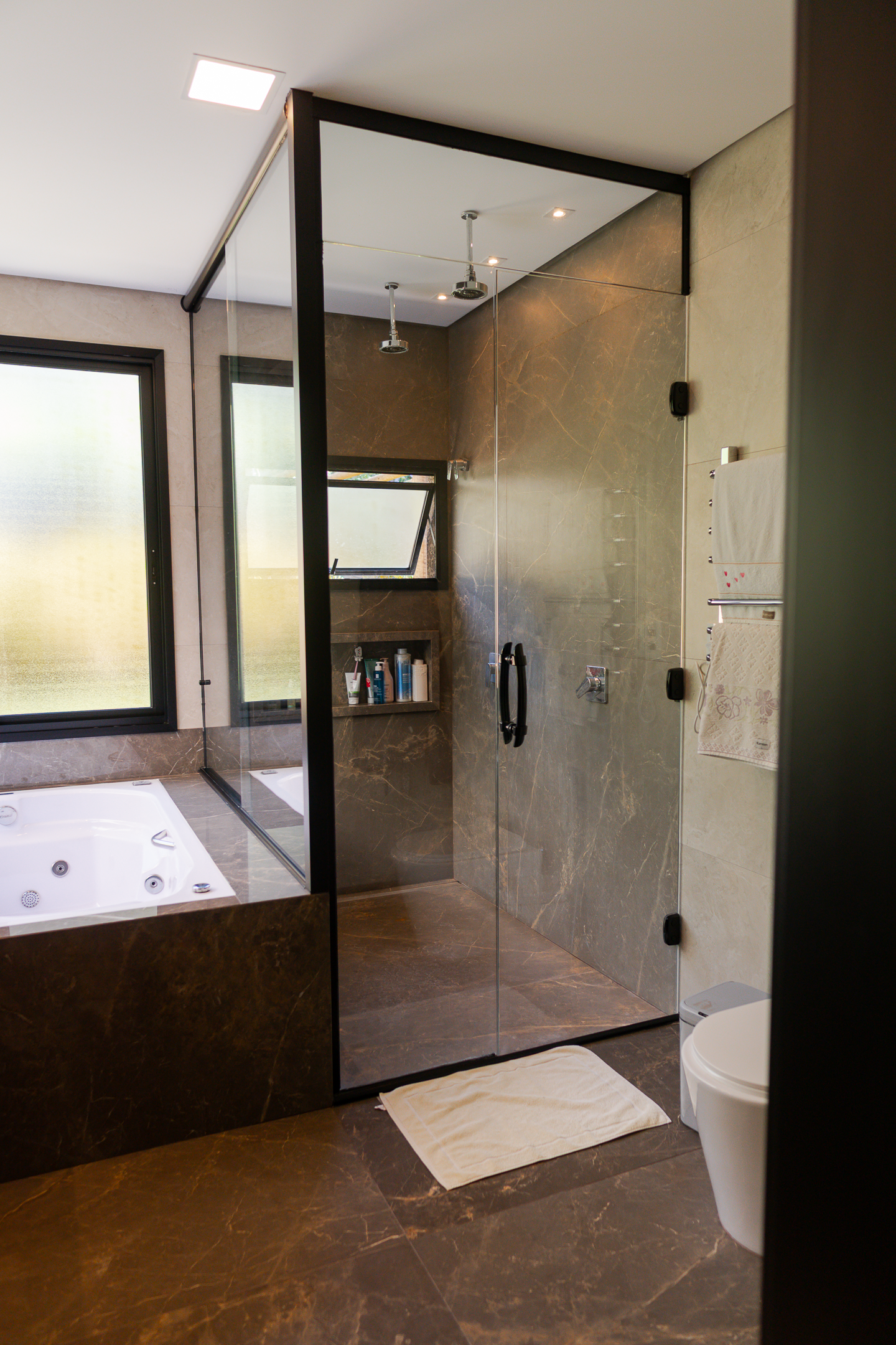 Casa 415m² | Terreno 1.140m² | 3 Suítes | Bar Subterrâneo Exclusivo | Condomínio Village Ipanema
