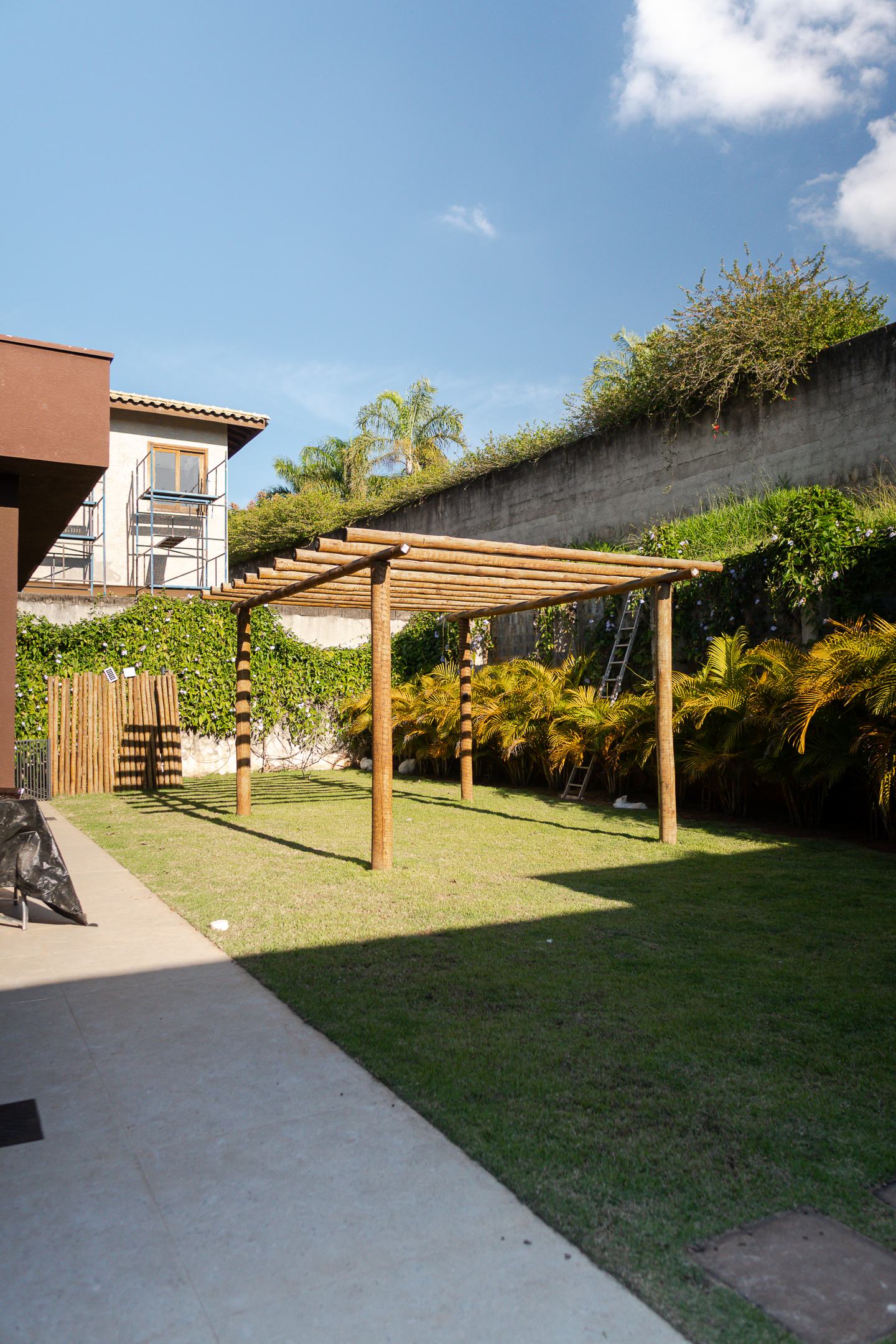 Casa 415m² | Terreno 1.140m² | 3 Suítes | Bar Subterrâneo Exclusivo | Condomínio Village Ipanema