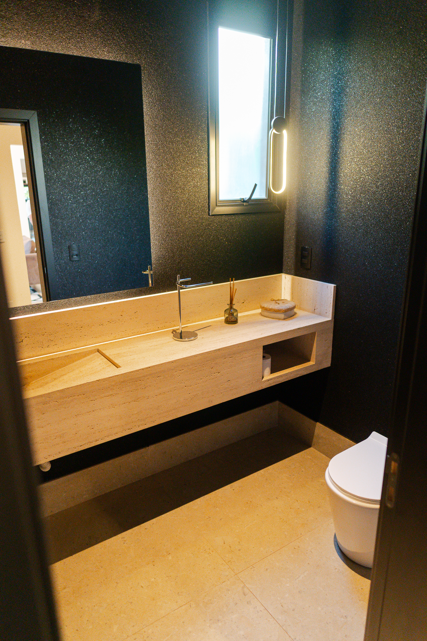 Casa 415m² | Terreno 1.140m² | 3 Suítes | Bar Subterrâneo Exclusivo | Condomínio Village Ipanema