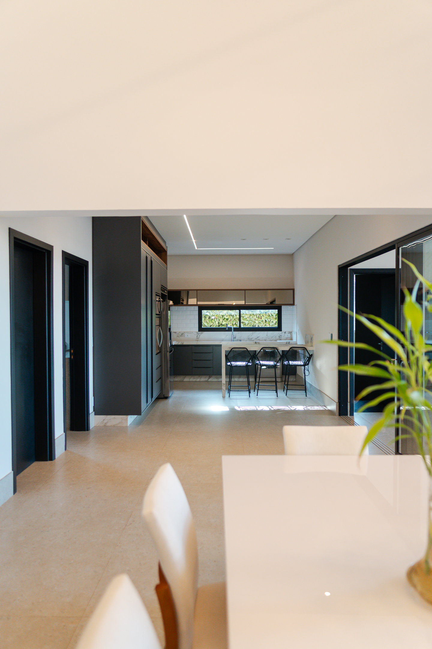 Casa 415m² | Terreno 1.140m² | 3 Suítes | Bar Subterrâneo Exclusivo | Condomínio Village Ipanema