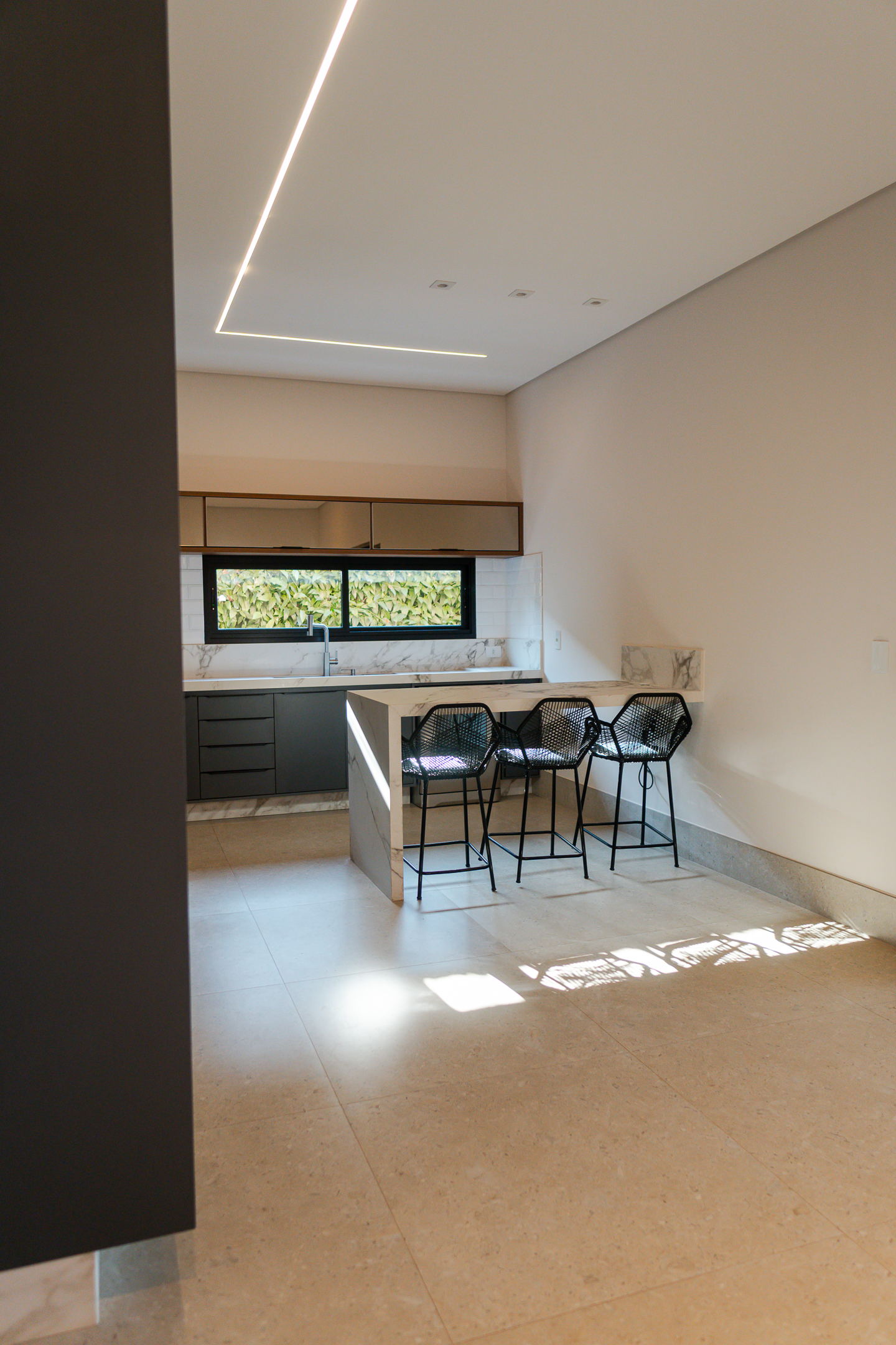Casa 415m² | Terreno 1.140m² | 3 Suítes | Bar Subterrâneo Exclusivo | Condomínio Village Ipanema