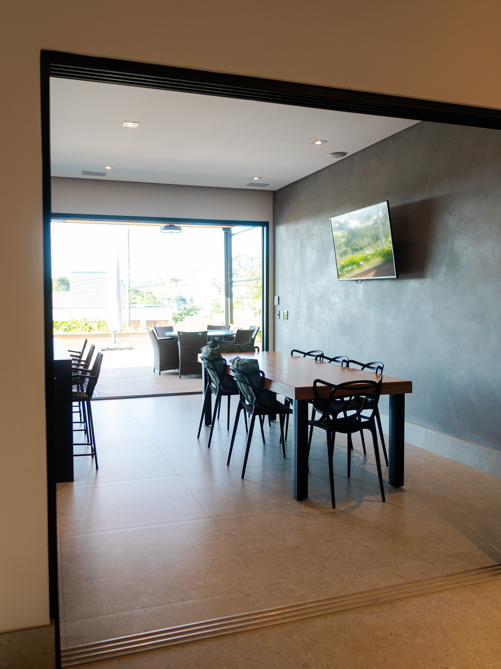 Casa 415m² | Terreno 1.140m² | 3 Suítes | Bar Subterrâneo Exclusivo | Condomínio Village Ipanema