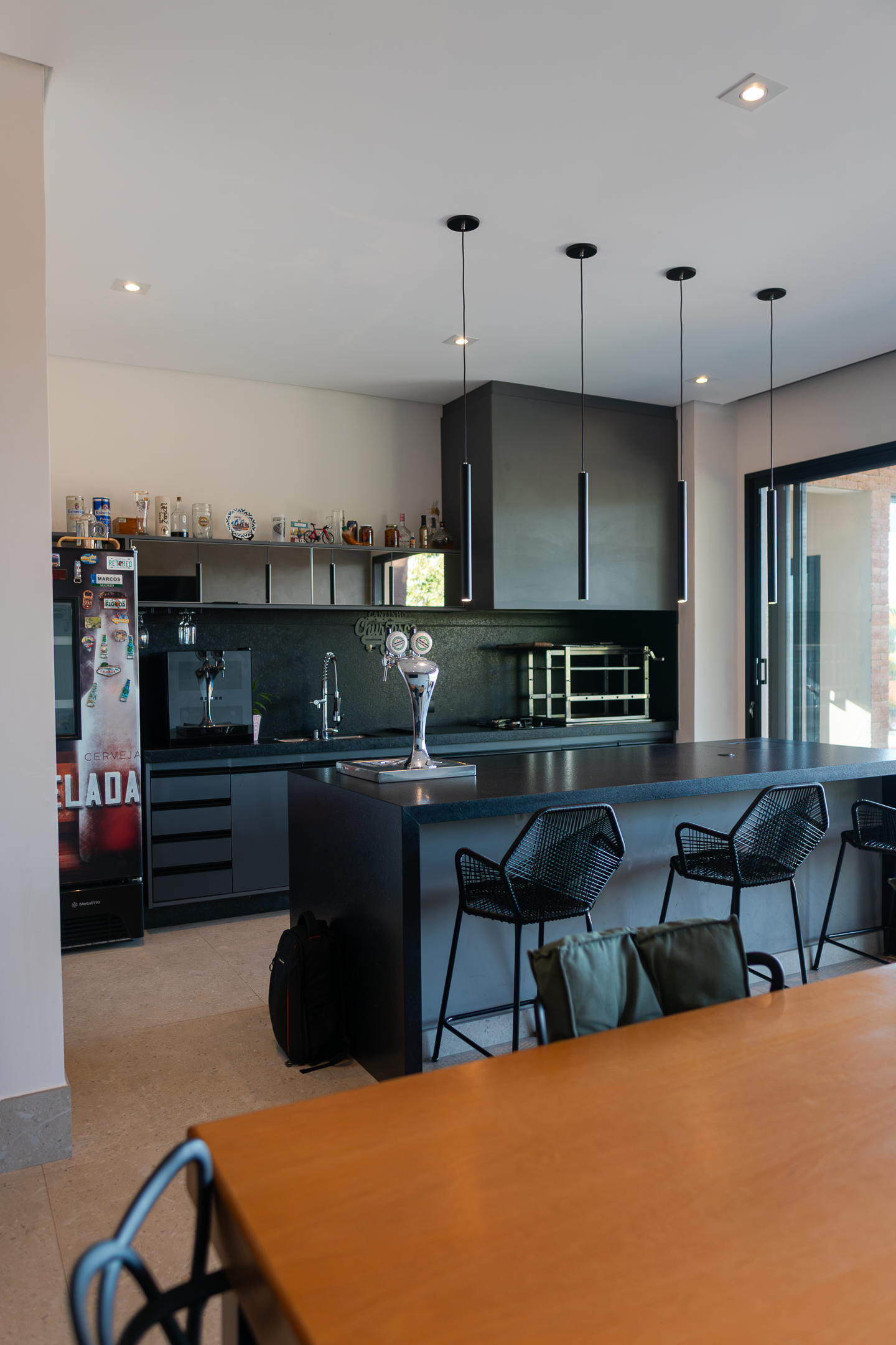 Casa 415m² | Terreno 1.140m² | 3 Suítes | Bar Subterrâneo Exclusivo | Condomínio Village Ipanema