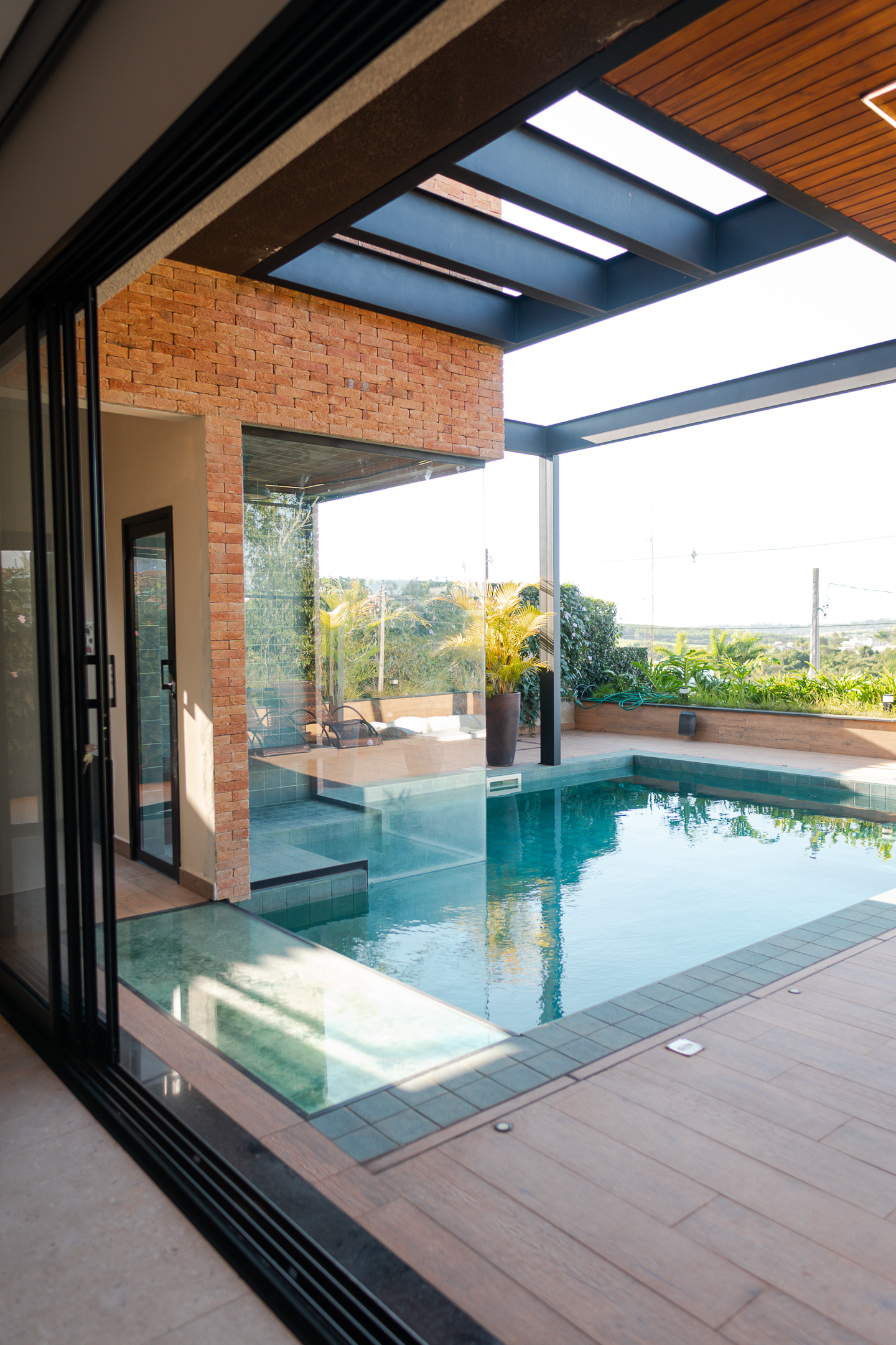 Casa 415m² | Terreno 1.140m² | 3 Suítes | Bar Subterrâneo Exclusivo | Condomínio Village Ipanema