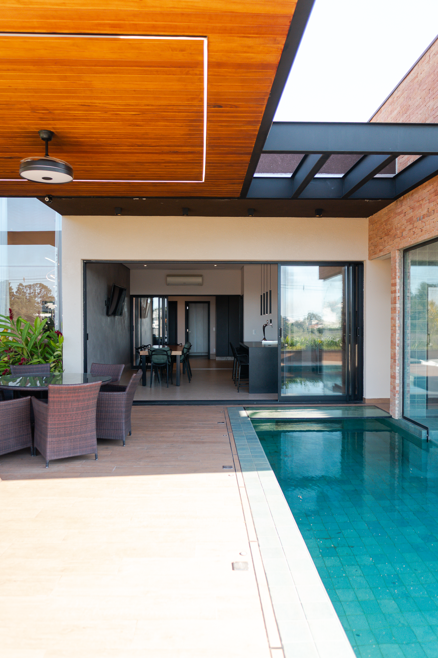 Casa 415m² | Terreno 1.140m² | 3 Suítes | Bar Subterrâneo Exclusivo | Condomínio Village Ipanema